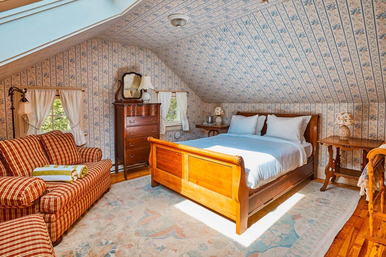Inn Apple Tree