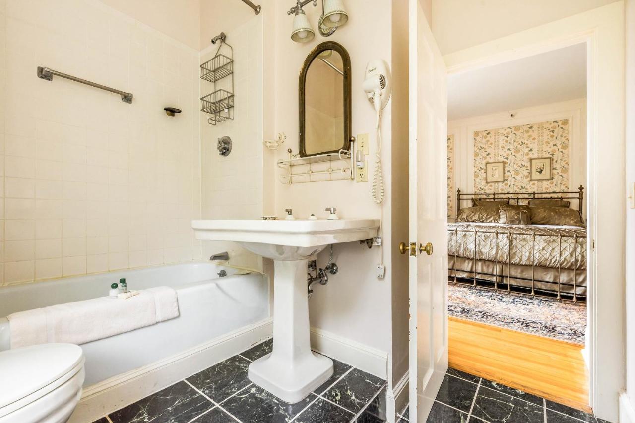 Apple Tree Inn 3*