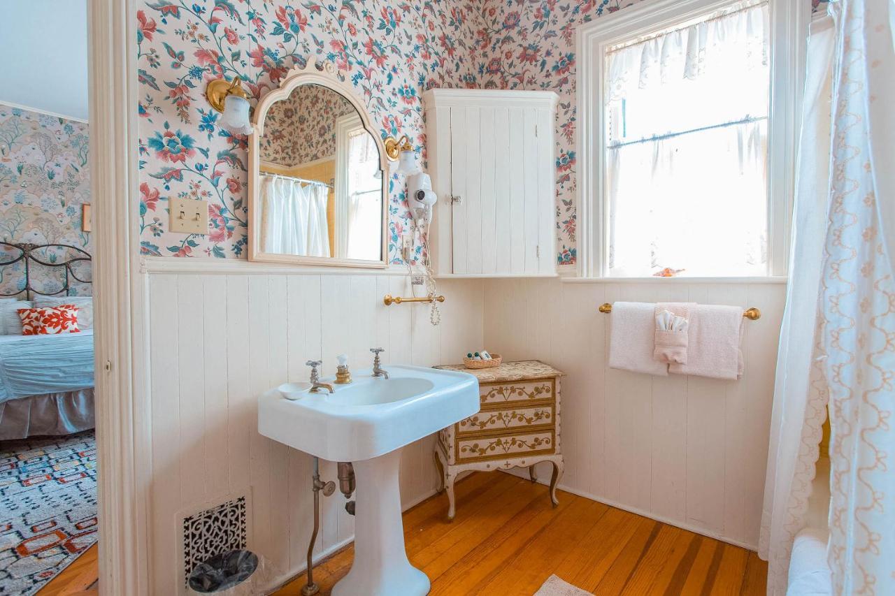 Apple Tree Inn 3*